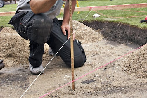 Træterrasse konstruktion: Solid og stabil bund under træterrassen Træterrasse opbygning: Solid og stabil bund under træterrassen